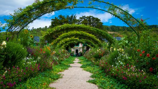 single perspective of pathway leading to house